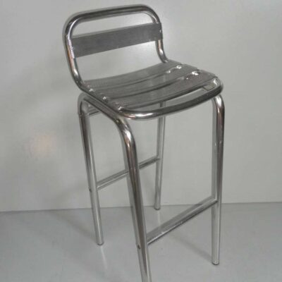 Taburete de aluminio con respaldo y asiento de rejilla tab_18