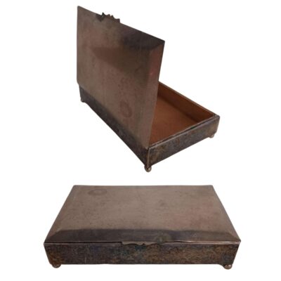 Caja de madera oscura