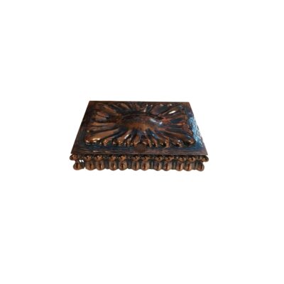 Caja de madera tallada