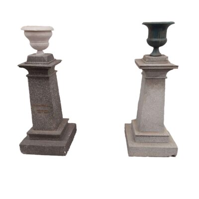 Gravestone pedestal with goblet vase 02992