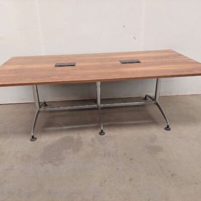 Mesa de juntas tablero en madera y patas cromadas