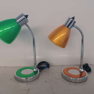 Lámpara de escritorio metalica verde o naranja.