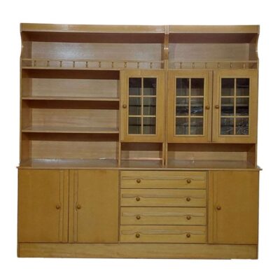 Mueble de salón madera clara con vitrinas
