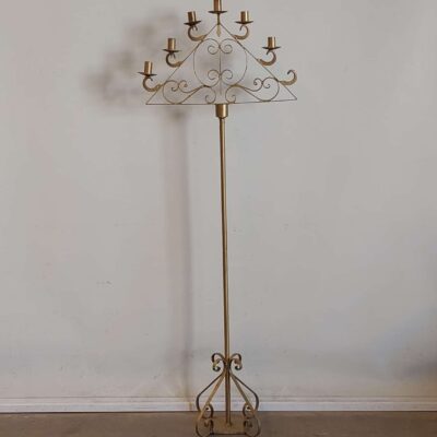 Candelabro de pie con parte superior triangular. Can_28
