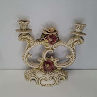 Candelabro de dos velas en porcelana.