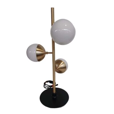 Lámpara de mesa dorada con tres globos horizontales. 417