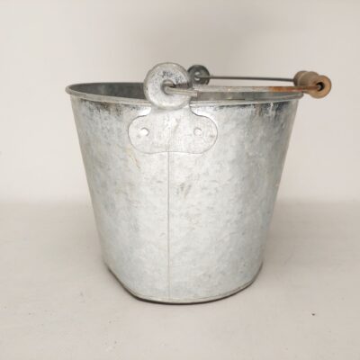 Cubo metálico antiguo 07808