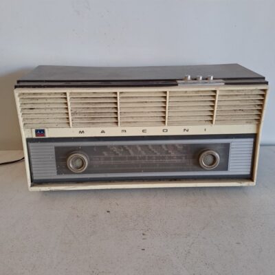 La radio funciona a un voltaje inferior al estándar actual y puede requerir un convertidor para probar su funcionamiento. Alquiler para eventos, publicidad, series, películas.