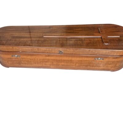 Ataúd de madera de estilo tradicional con un acabado brillante, a menudo referido como un arca de modelo redondo alquiler para eventos, publicidad, peliculas y series