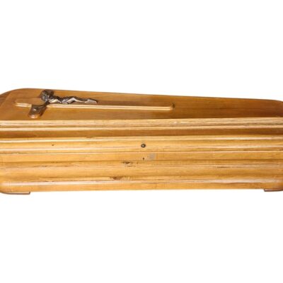 Ataúd de madera de estilo clásico con un acabado natural y una cruz metálica en la tapa alquiler para eventos, publicidad, peliculas y series