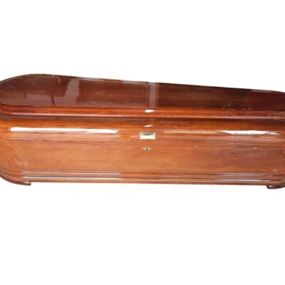 Ataúd féretro de madera fúnebre con un acabado barnizado de alto brillo, comúnmente conocido como arca redonda o de forma elíptica alquiler para eventos, publicidad, peliculas y series