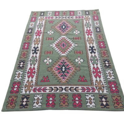 Alfombra kilim turca de lana de color verde con patrones geométricos tradicionales en rojo, blanco y marrón alquiler para eventos, publicidad, series y peliculas