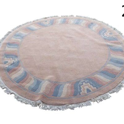 Round woollen carpet with fringes, featuring a design inspired by oriental or art deco styles, for rent for events, advertising, films and series.