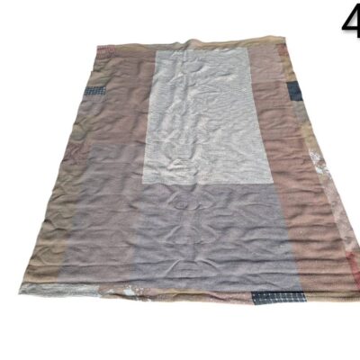 Alfombra es una pieza estilo vintage patchwork de color marrón alquiler para eventos, publicidad, peliculas y series