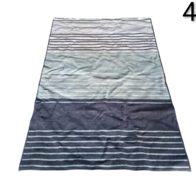Alfombra dhurrie de rayas gris y verde de la marca Nanimarquina de la colección Tres Stripes alquiler para eventos, publicidad, peliculas y series