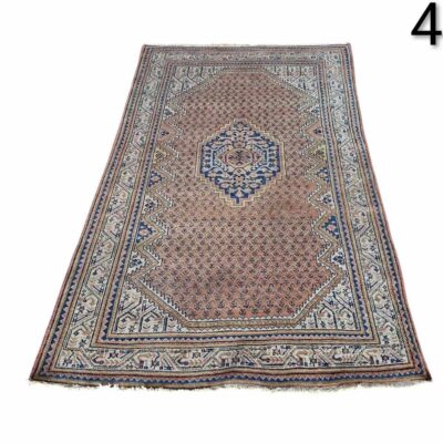 Hand-knotted Persian rug, possibly Bidjar style or similar, characterised by a central blue medallion on a light background and detailed geometric motifs, for rent for events, advertising, films and series.