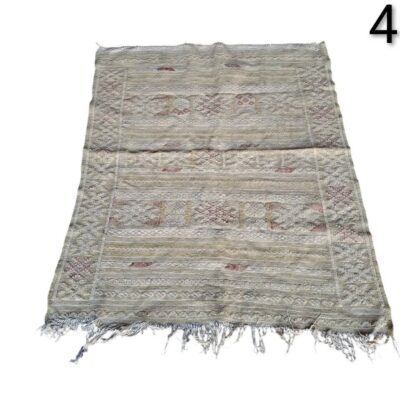 Alfombra Kilim Bereber de lana tejida a mano con un patrón geométrico en tonos neutros beige y gris, probablemente originaria de Marruecos alquiler para eventos, publicidad, peliculas y series