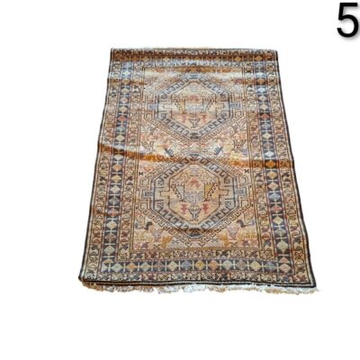 Alfombra tipo corredor turca vintage con patrones geométricos tradicionales y tonos marrones alquiler para eventos, publicidad, peliculas y series