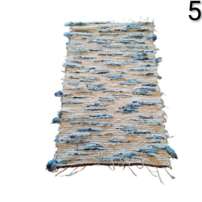 Alfombra rectangular tejida a mano estilo jarapa con tonos crema y azul alquiler para eventos, publicidad y peliculas