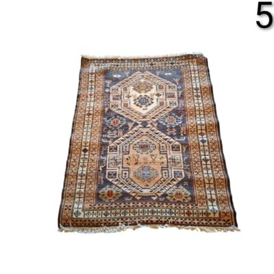 Alfombra parece ser una pieza vintage de lana, posiblemente de origen turco, persa o caucásico, caracterizada por sus patrones geométricos intrincados alquiler para ventos, publicidad, peliculas y series
