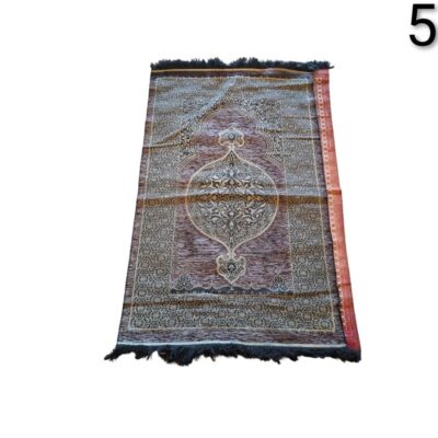 Alfombra de oración musulmana con un intrincado diseño islámico tradicional en tonos marrón y negro alquiler para eventos, publicidad, peliculas y series
