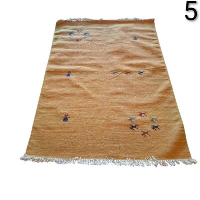 Alfombra tipo Gabbeh de lana, con un diseño tribal sencillo y colores vibrantes alquiler para eventos, publicidad, peliculas y series