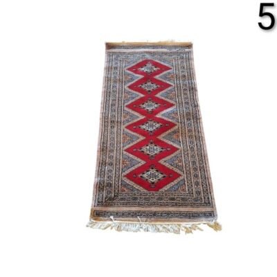 Alfombra oriental tradicional anudada a mano con un diseño geométrico alquiler para eventos, publicidad, peliculas y series