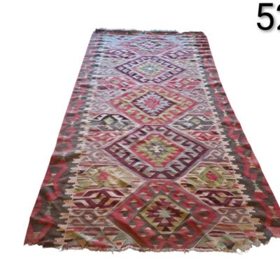 Alfombra turca Kilim de diseño geométrico tejido a mano en tonos rojos, verdes y morados alquiler para eventos, publicidad, peliculas y series
