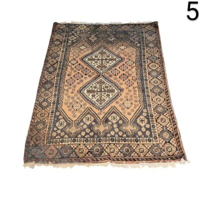 Alfombra Ersari de diseño tribal afgano con patrones geométricos en tonos beige y marrón alquiler para eventos, publicidad, peliculas y series
