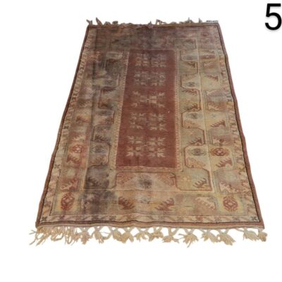 Alfombra pequeña de estilo vintage, posiblemente de origen turco o anatolio, anudada a mano con lana y con un diseño geométrico de colores tierra alquiler para eventos, publicidad, peliculas y series