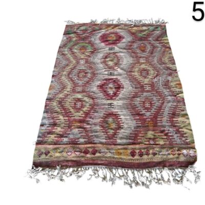 Alfombra tipo Kilim vintage tejida a mano con un patrón geométrico multicolor en tonos rojizos alquiler para eventos, publicidad, peliculas y series