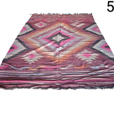 Alfombra Kilim turca vintage hecha a mano con lana y tintes vegetales en tonos rosas, morados y marrones alquiler para eventos, publicidad, peliculas y series