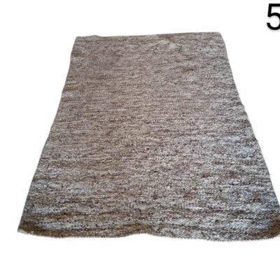 Alfombra de lana tejida a mano con un diseño moteado en tonos neutros como marrón y gris, similar a modelos de marcas como Classic Collection o Linie Design alquiler para eventos, publicidad, peliculas y series