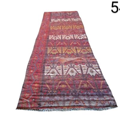 Alfombra tipo pasillo estilo kilim, tejida a mano con lana y patrones geométricos en tonos rojos alquiler para eventos, publicidad, peliculas y series