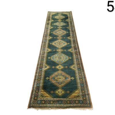 Alfombra de pasillo presenta un diseño geométrico de estilo oriental con colores azul petróleo y detalles en tonos beige y marrón alquiler para eventos, publicidad, peliculas y series