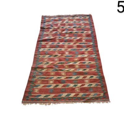 Alfombra Kilim artesanal de color rojo con patrones geométricos azules y beige alquiler para eventos, publicidad, peliculas y series