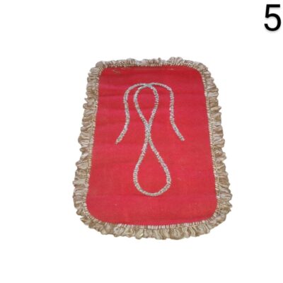 Alfombrilla de oración de color rojo con bordes dorados, a menudo utilizado en contextos religiosos como para ídolos de deidades o altares alquiler para eventos, publicidad, peliculas y series
