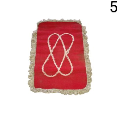 Alfombra roja de estilo marroquí con flecos blancos y un diseño de nudo bordado en el centro alquiler para eventos, publicidad, peliculas y series
