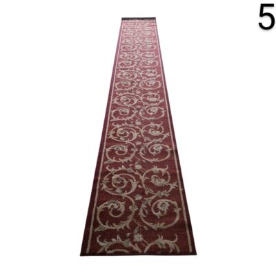 Alfombra de pasillo estilo pasillera, con un diseño clásico oriental en colores granate y beige alquiler para eventos, publicidad, peliculas y series