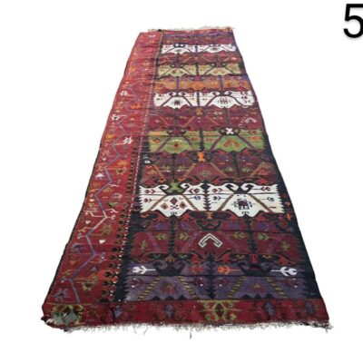 Alfombra tipo pasillo Kilim turca vintage de lana con motivos geométricos tribales en tonos rojos y negros alquiler para eventos, publicidad, peliculas y series