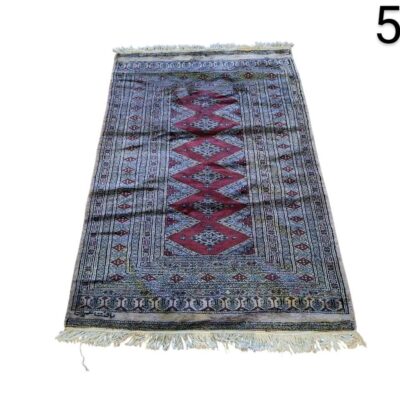 Alfombra persa de lana anudada a mano con diseño clásico Bukhara en tonos rojos y beige alquiler para eventos, publicidad, peliculas y series