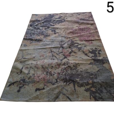 Alfombra moderna con un diseño abstracto de motivos florales en tonos beige, gris y rosa alquiler para eventos, publicidad, peliculas y series