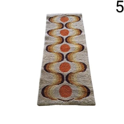 Alfombra de pasillo estilo Rya sueca de los años 70 con diseño geométrico naranja y marrón alquiler para eventos, publicidad, peliculas y series