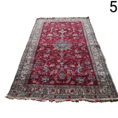 Alfombra oriental roja con un detallado diseño floral alquiler para eventos, publicidad, peliculas y series
