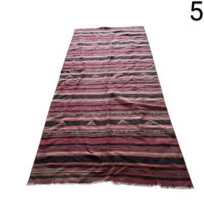 Alfombra Kilim afgana hecha a mano con lana roja y rayas geométricas tribales alquiler para eventos, publicidad, peliculas y series
