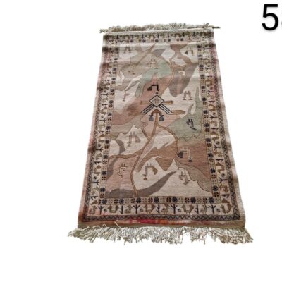 Alfombra de lana de estilo turco vintage con patrones geométricos en tonos beige y marrón alquiler para eventos, publicidad, peliculas y series