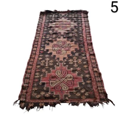 Alfombra tipo kilim vintage hecha de lana con un diseño geométrico alquiler para eventos, publicidad, peliculas y series