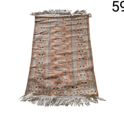 Alfombra tradicional de estilo persa o turco en tonos naranja y marrón, con patrones geométricos intrincados y flecos blancos alquiler para eventos, publicidad, peliculas y series