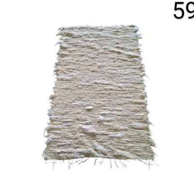 Alfombra tipo jarapa de color beige, tejida en algodón y con flecos en los extremos alquiler para eventos, publicidad, peliculas y series