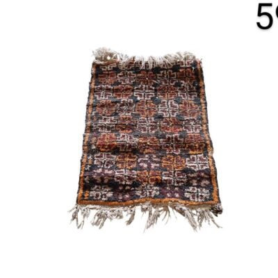Alfombra pequeña de lana con diseño geométrico tribal, posiblemente de origen marroquí o afgano alquiler para eventos, publicidad, peliculas y series